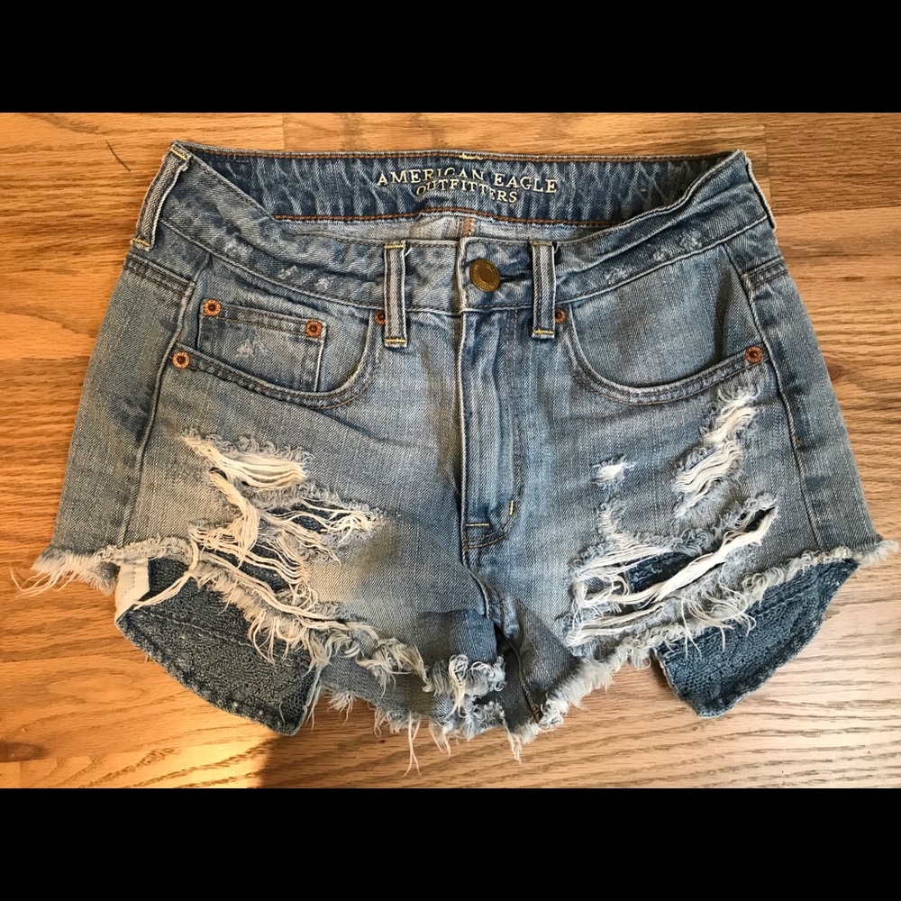 American Eagle Hi-rise Fedtival light wash shorts